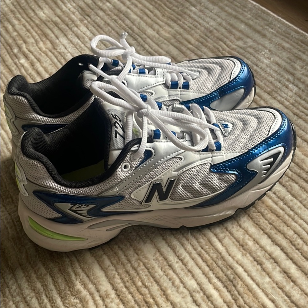 New Balance womens 725 - White and Blue Sneakers - size 7 men / size 8.5 women